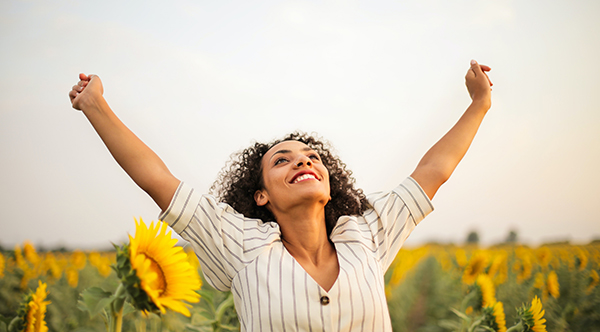 600px-woman-sunflower-field