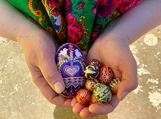 320px-andrea-hands-holding-eggs-use-this