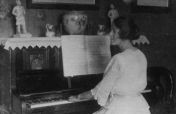 bw-old-fashioned-russian-piano-player.600px