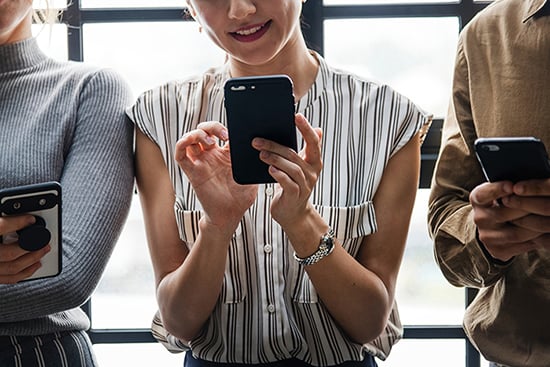 casual-cellphone-contemporary-1471752.550px